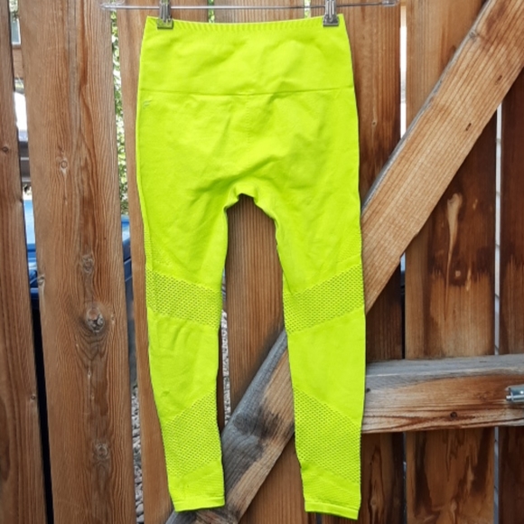 Fabletics neon cropped smoothing shaping leggings - Picture 4 of 6